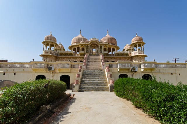 colorful painted haveli in the city of mandawa, rajasthan